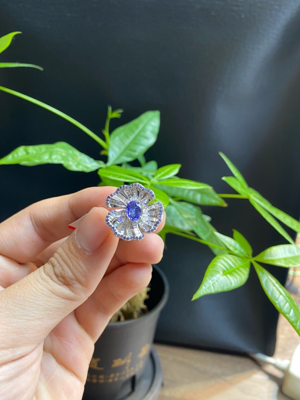 花瓣小众设计复古港风开口指环坦桑石