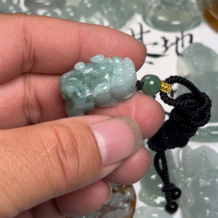 翡翠未镶嵌颈饰貔貅