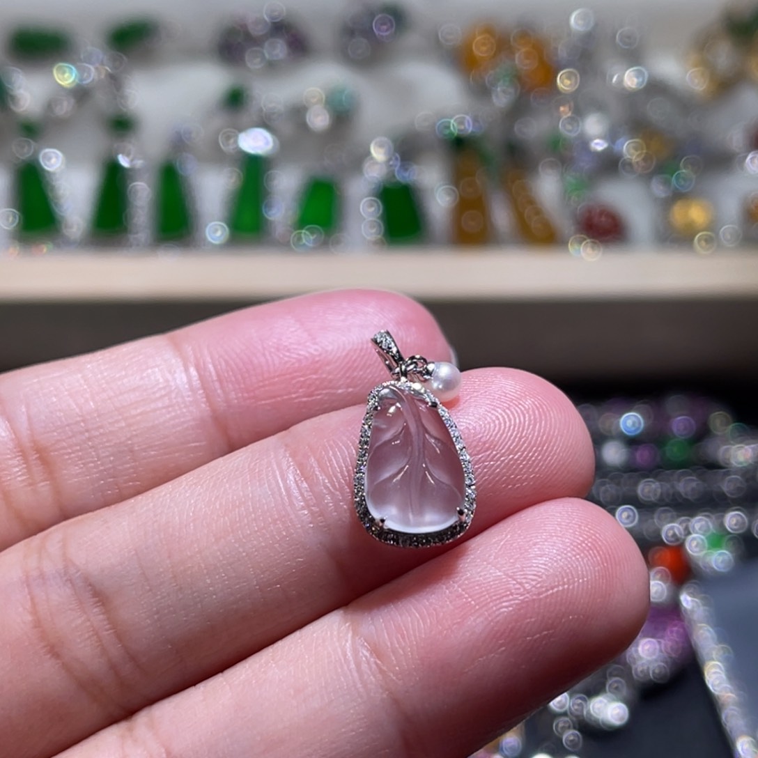 翡翠吊坠(不含链)18K金镶嵌玻璃种叶子滴溜万能扣