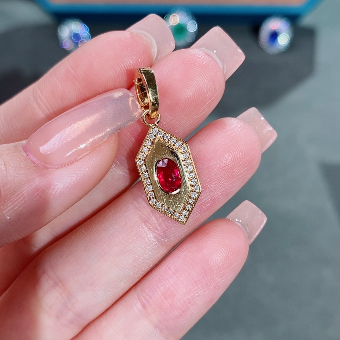 红宝石颈饰18K金镶嵌0.6ct