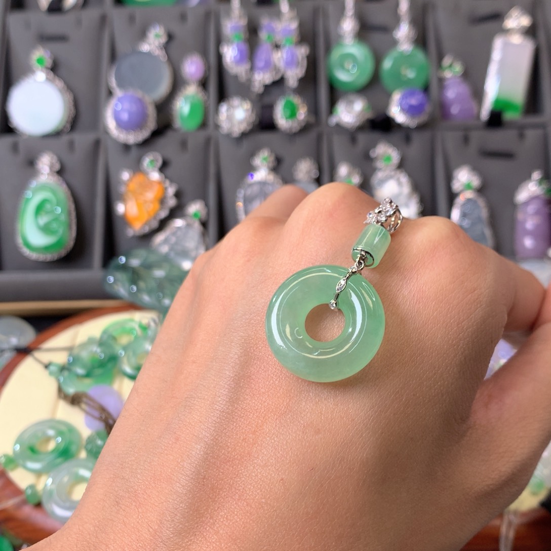 翡翠颈饰18K金镶嵌吊坠