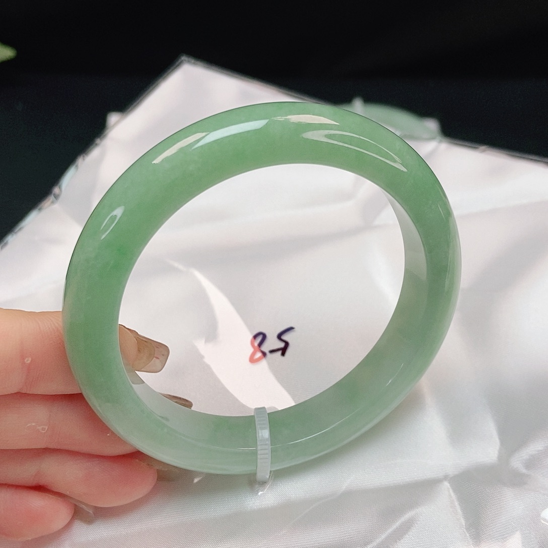 翡翠手镯未镶嵌甜果绿色泥鳅背