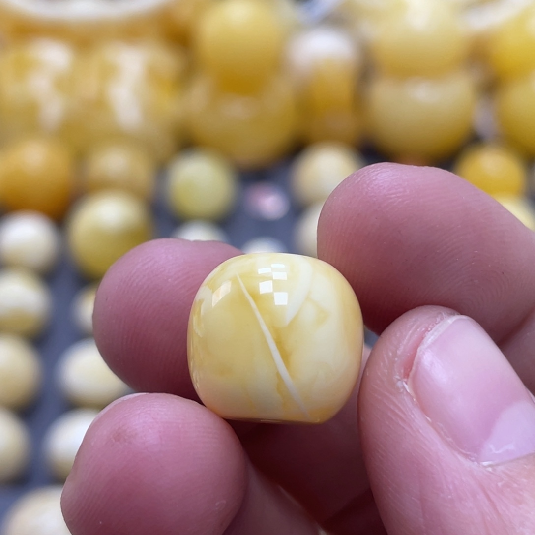 玲***珑蜜蜡未镶嵌裸石14*12.9mm瑕疵浓蜡