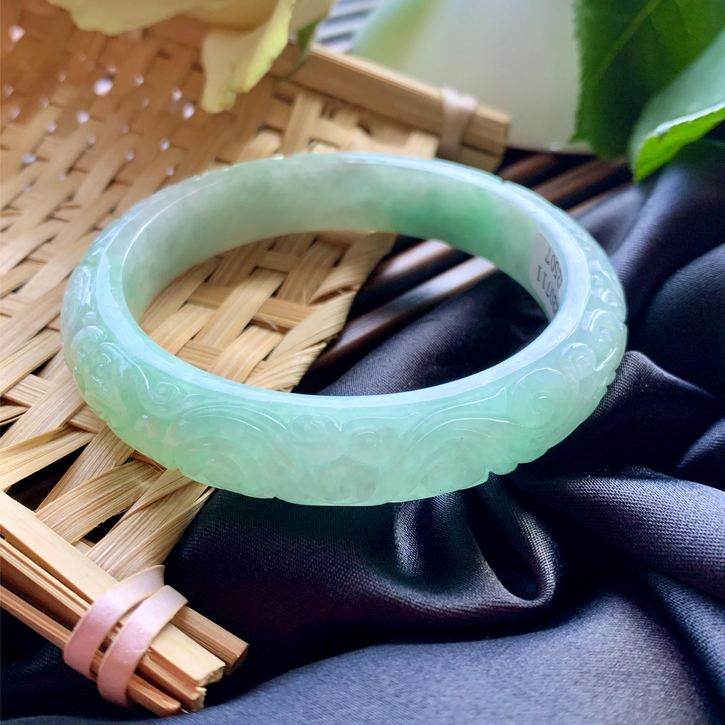 雕花飘绿天然翡翠手镯圈口54.8编号2973