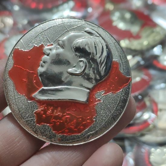 湖***人其他普通金属圆形红色人物像章