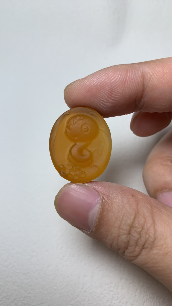 玛瑙雕刻小蛇吊坠