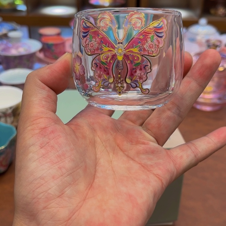 瓷片花花绿绿的树上有个大