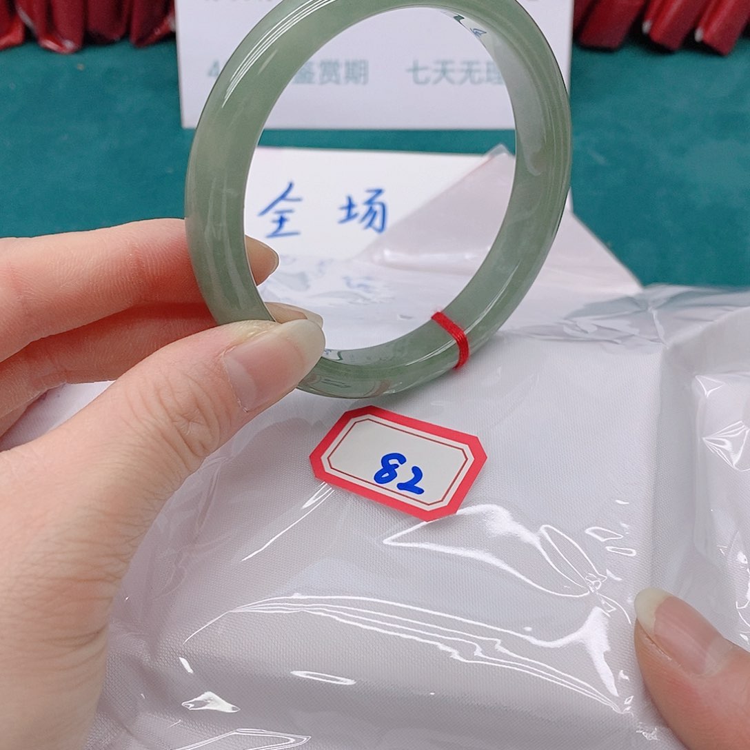 翡翠手镯未镶嵌私****?82222222