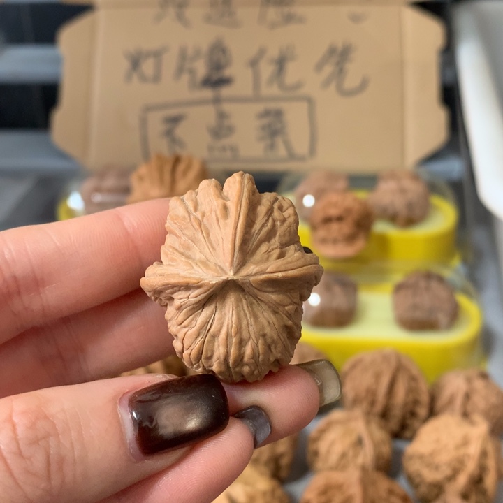 ****饭吊坠文玩核桃异形导致，有瑕疵