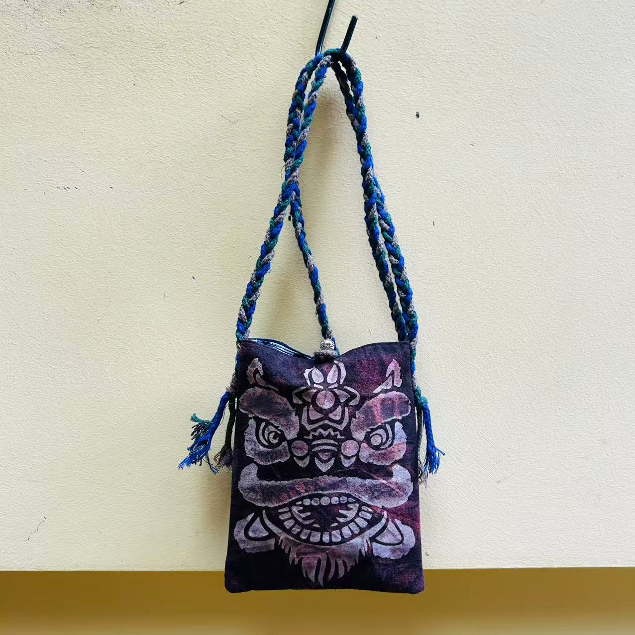 四两民族风布艺斜挎包