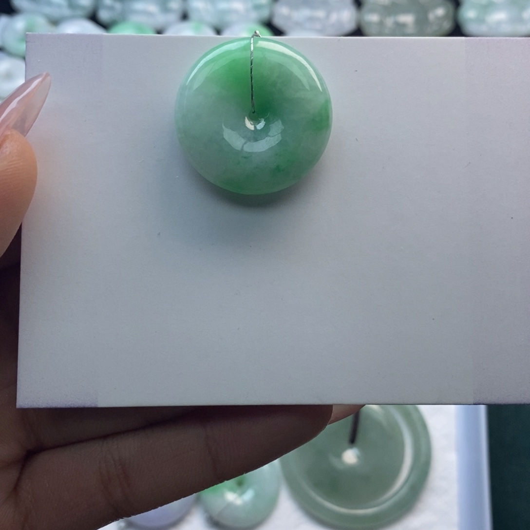 翡翠颈饰未镶嵌平安扣