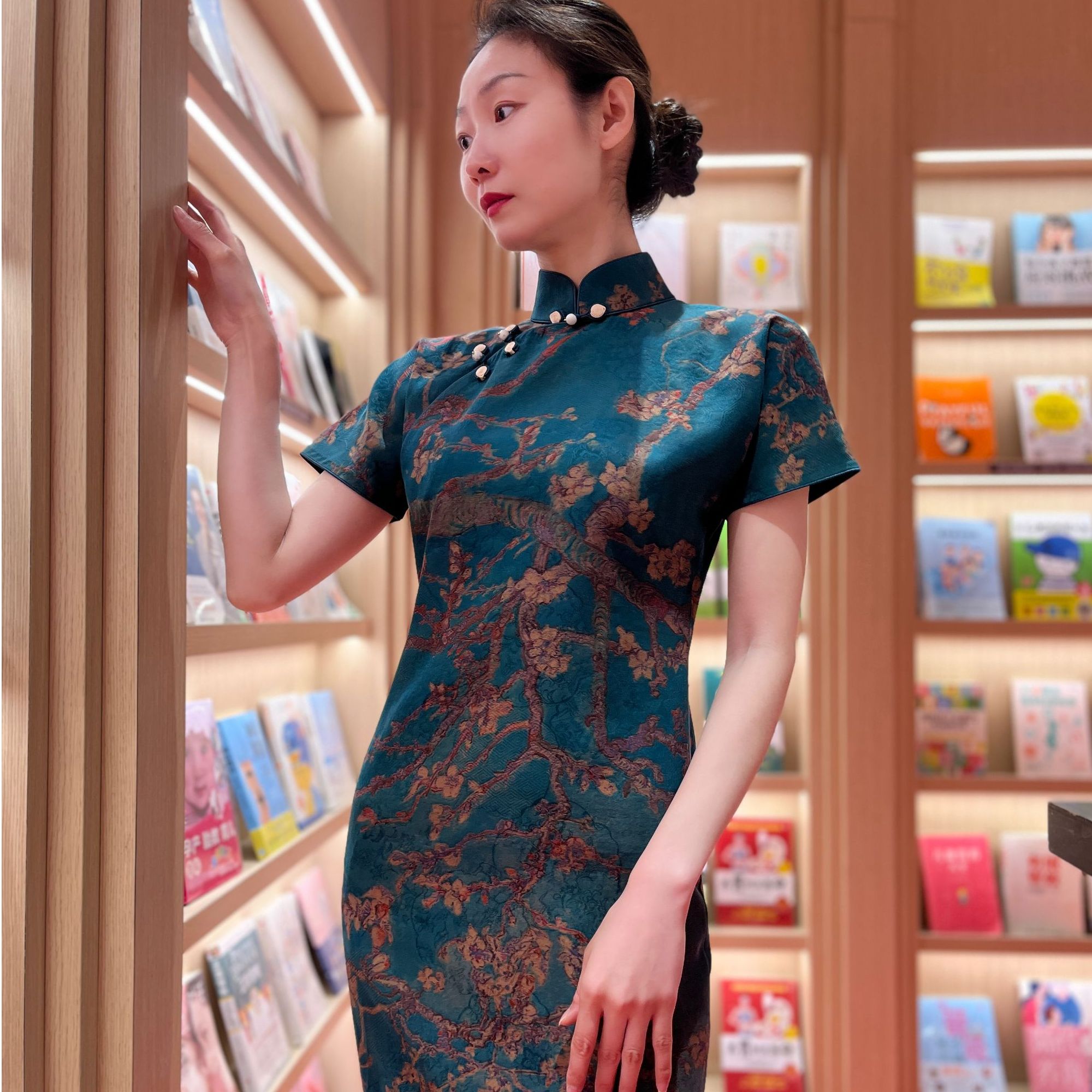 【昭昭如愿】桑蚕丝香云纱柔蓝色名画印花复古雅致全开襟旗袍