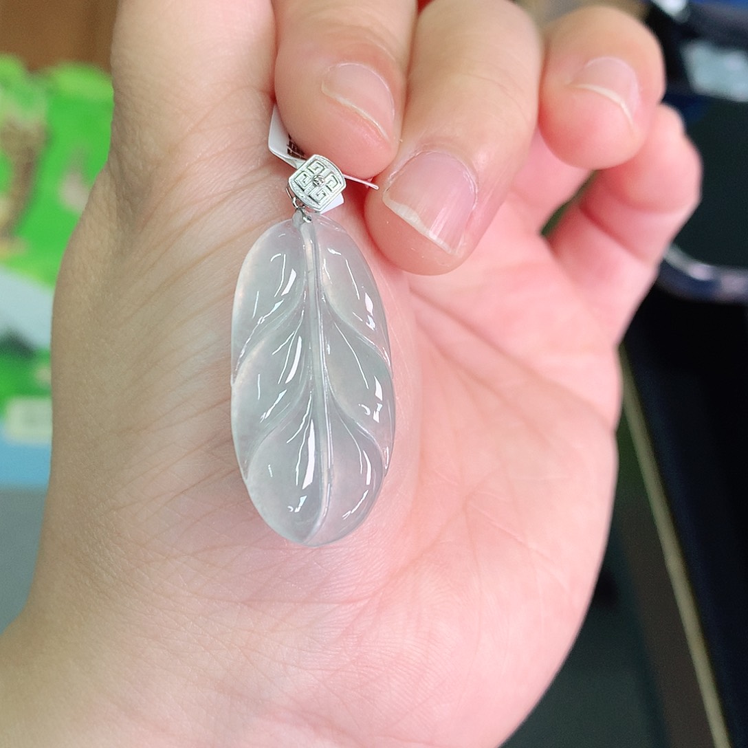 翡翠颈饰18K金镶嵌冰胶芭蕉叶