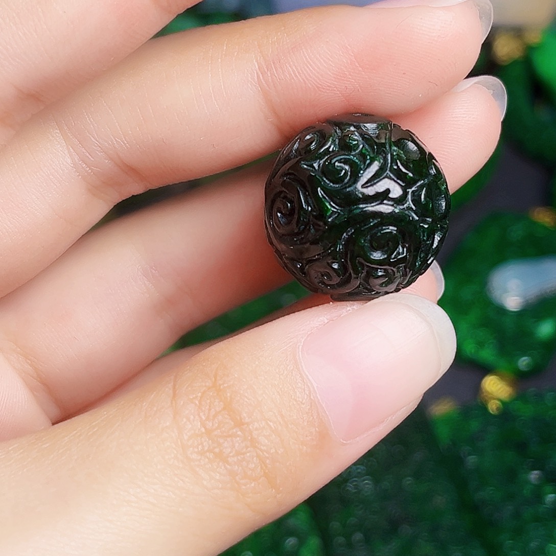 颈饰未镶嵌翡翠多样性