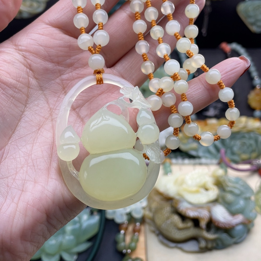 蛇纹石玉颈饰未镶嵌菲**属