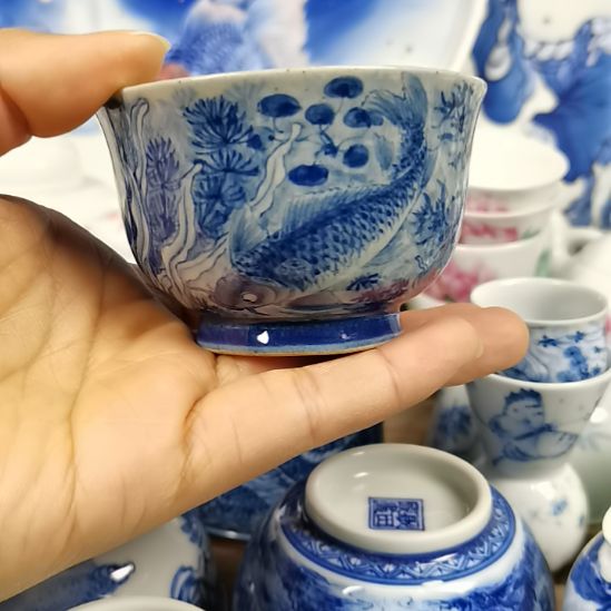 瑕疵品景德镇陶瓷青花鱼主人杯