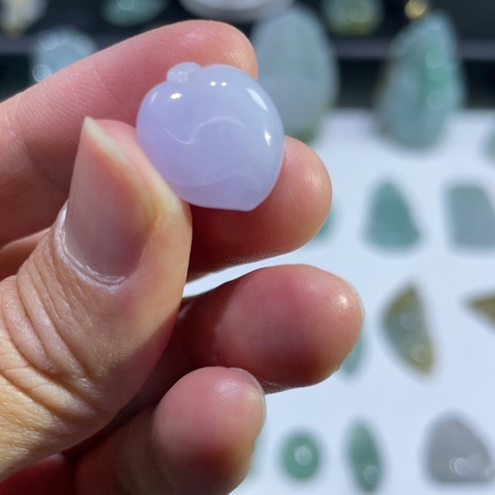 翡翠未镶嵌颈饰桃子