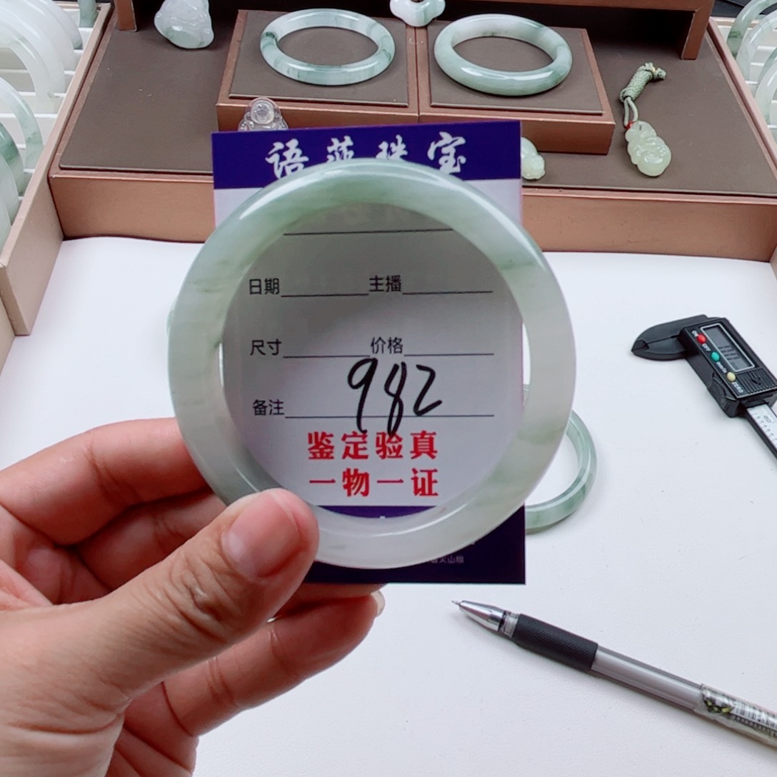 石英质玉手镯未镶嵌灰*君