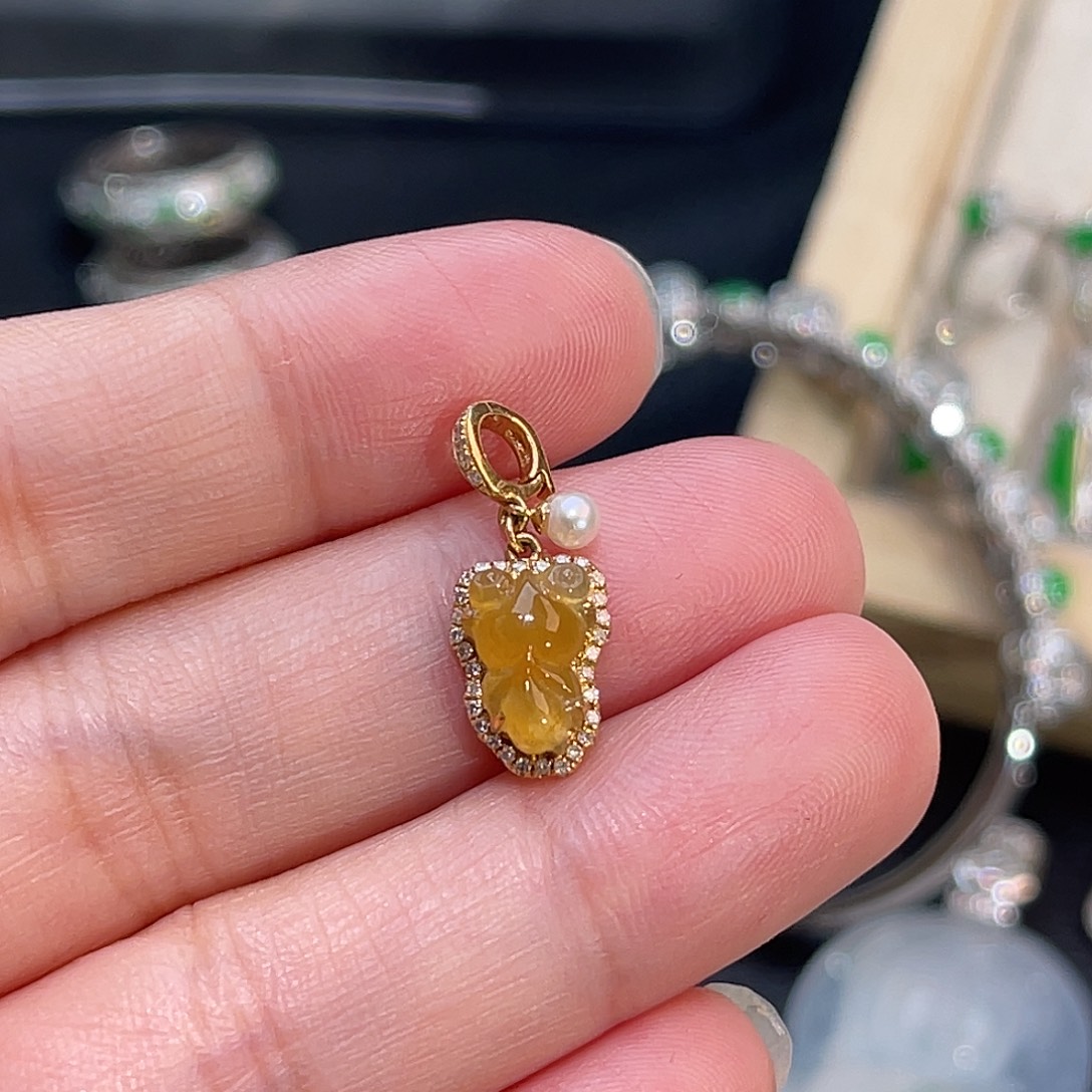 翡翠18K金镶嵌颈饰黄翡金鱼