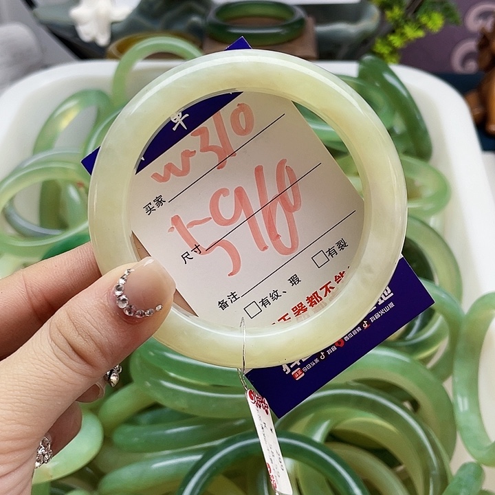 蛇纹石玉手镯未镶嵌