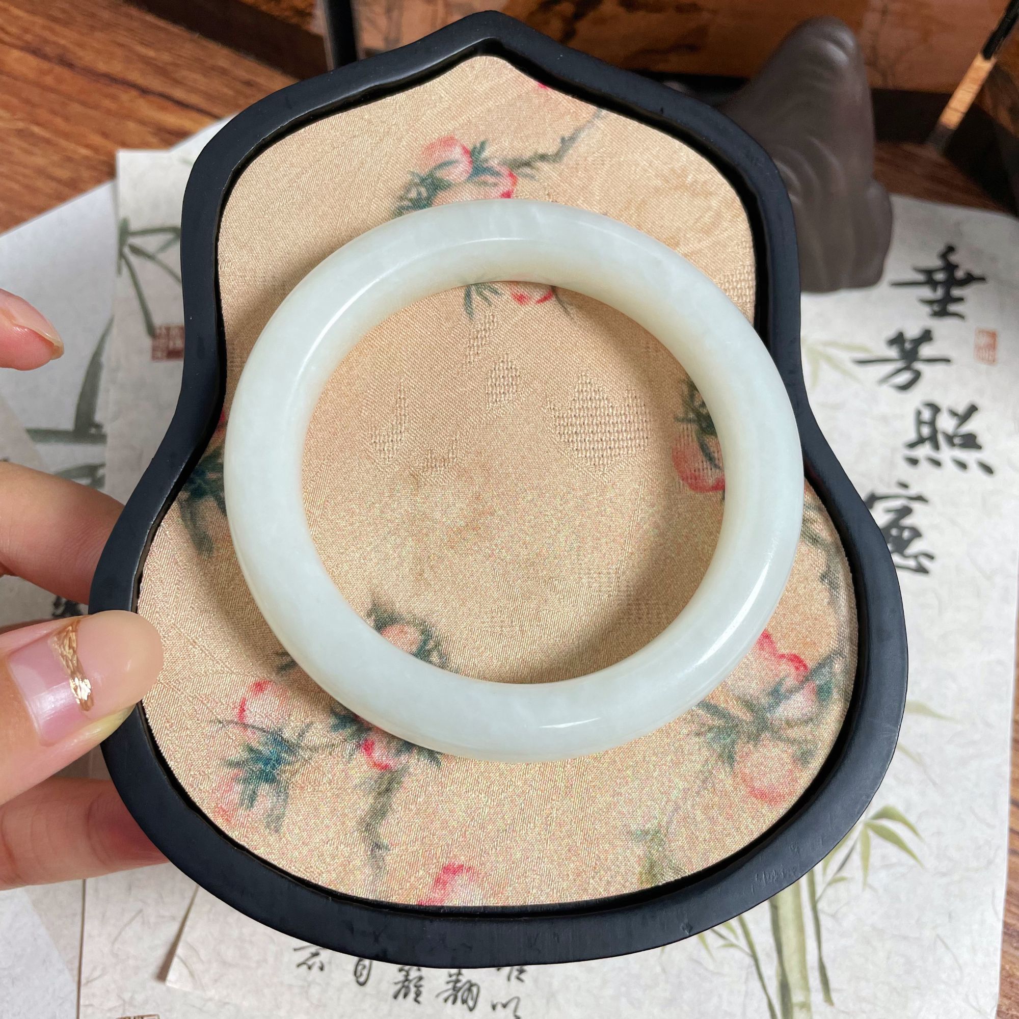 天然上等和田玉手镯女款白玉镯子白色平安镯白手镯 附证书