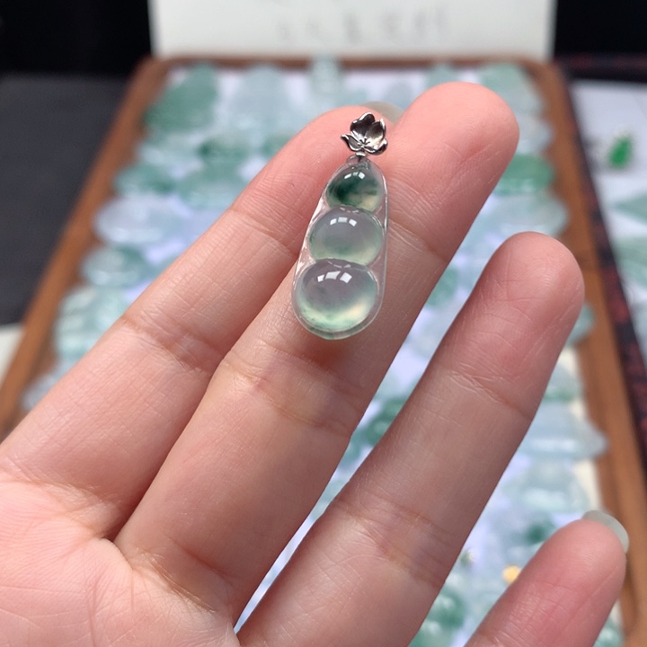 颈饰18K金镶嵌翡翠冰种飘花福豆