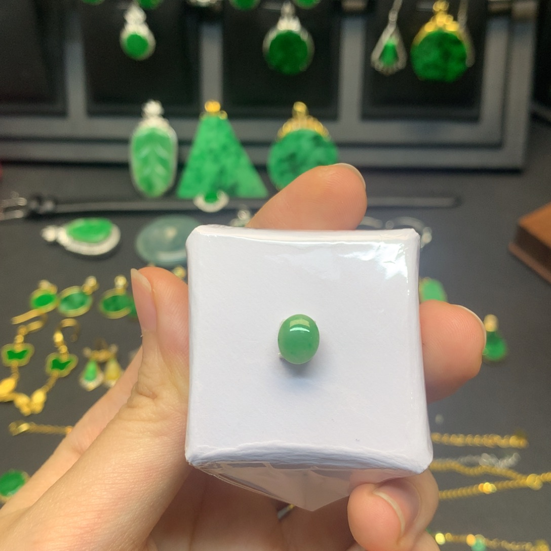 翡翠未镶嵌颈饰有纹裂