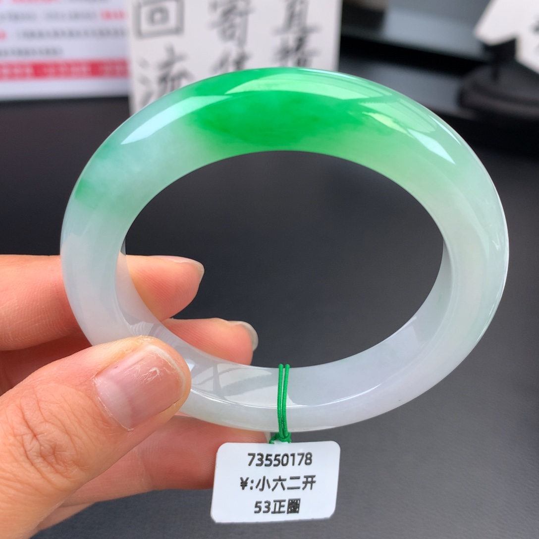 翡翠未镶嵌手镯种老肉细白底青【后台询价】