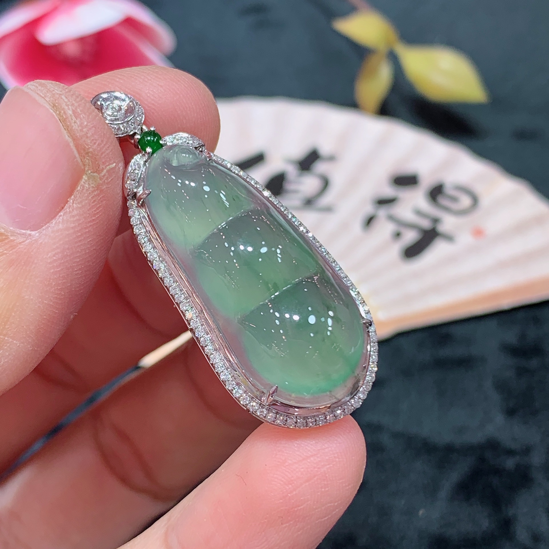 18k金天然A货翡翠胖福豆吊坠经典轻奢时尚