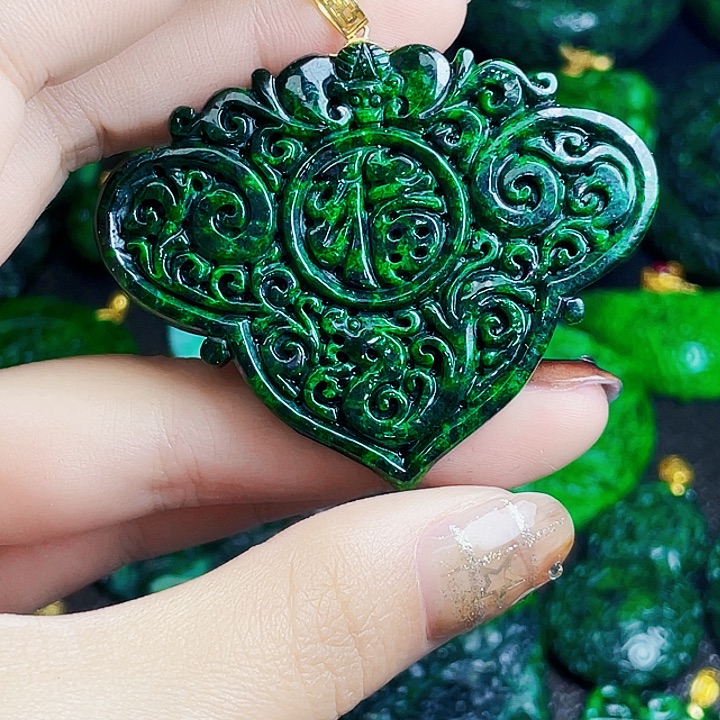 翡翠18K金镶嵌颈饰多样性