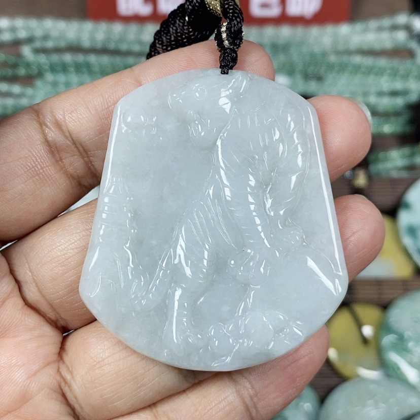 【闪购商品】翡翠颈饰未镶嵌玉吊坠翡翠玉上山虎牌