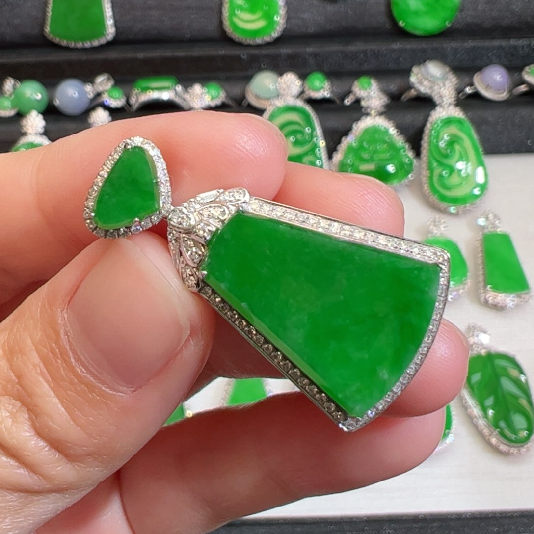 翡翠吊坠(不含链)18K金镶嵌