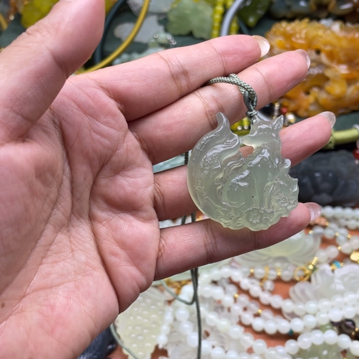 蛇纹石玉未镶嵌颈饰