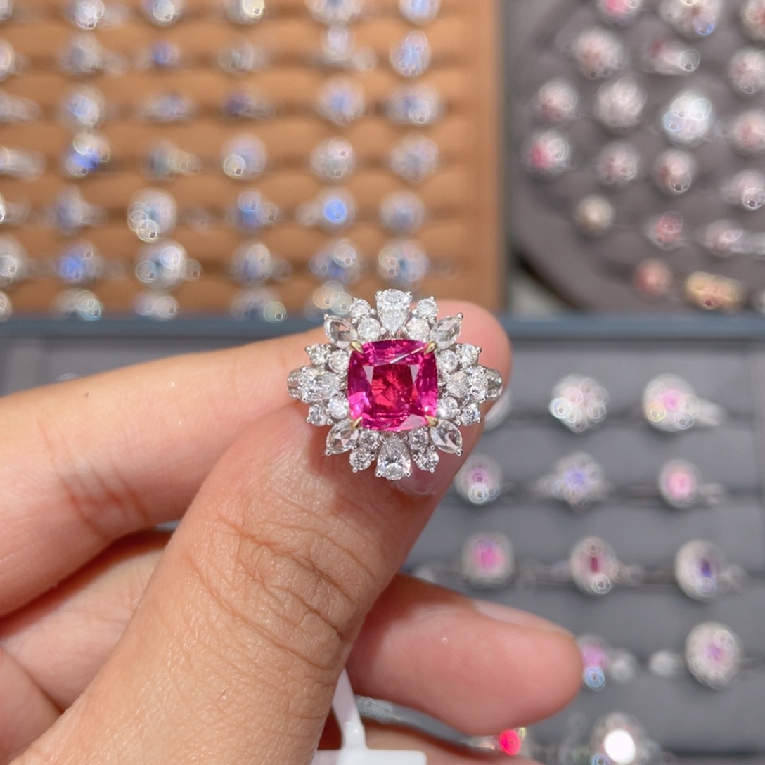 尖晶石戒指18K金镶嵌2ct 马亨盖 热粉