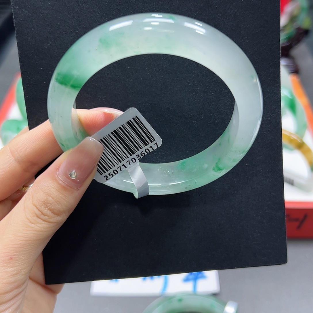 ๓***忆石英质玉（非洲翠）手镯未镶嵌