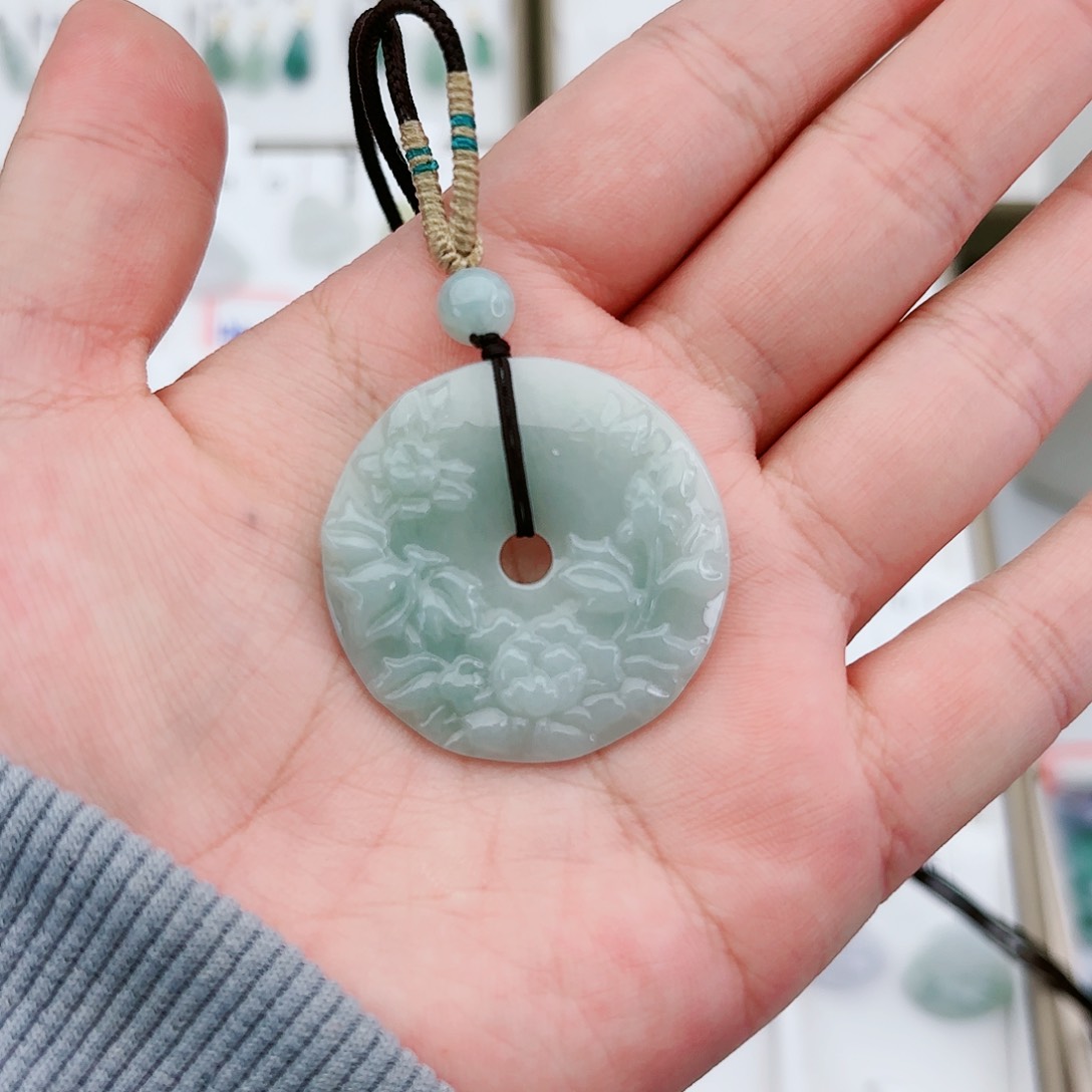 翡翠颈饰未镶嵌平安扣