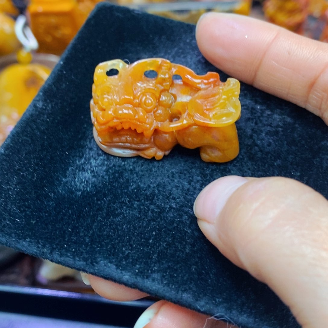 未镶嵌石英质玉（黄龙玉）项链