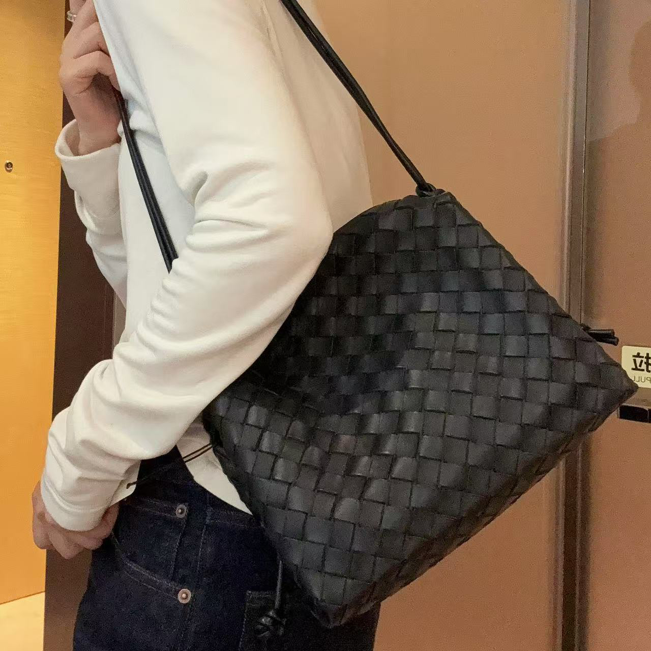 95新 BOTTEGA VENETA/葆蝶家 【蕾】 32 0274 黑色编织单肩包