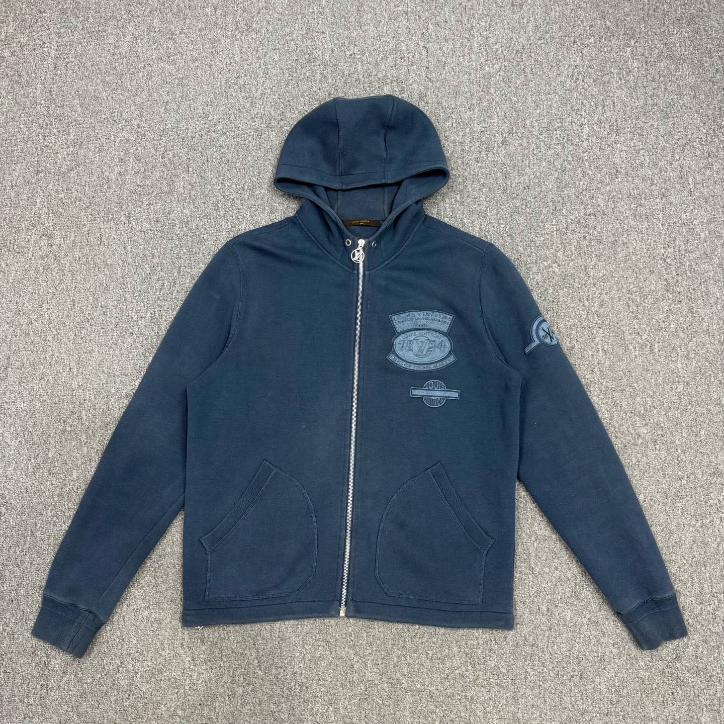 99新 LouisVuitton/路易威登 14418599 藏蓝色徽章拉链外套 XL码
