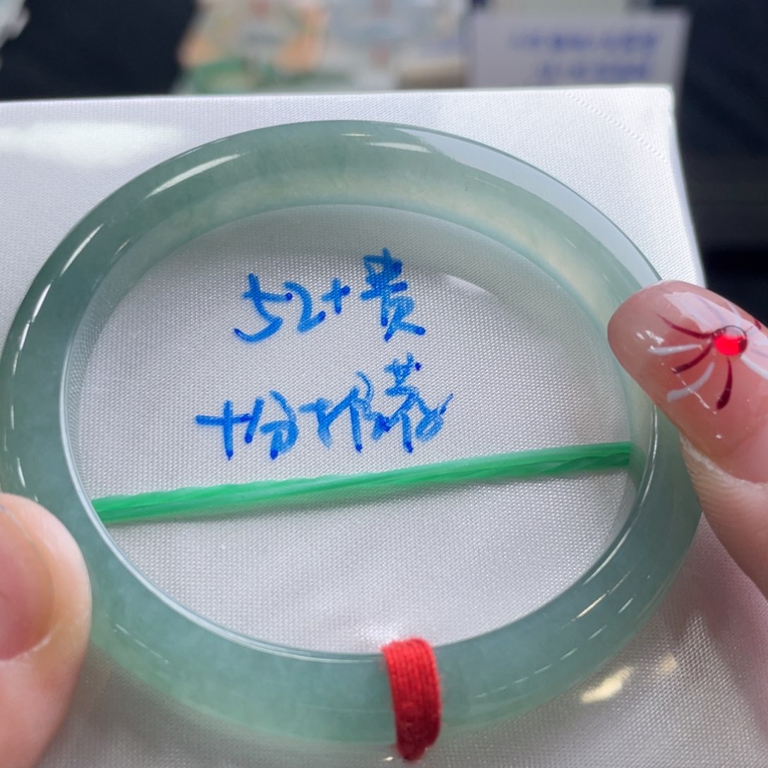 翡翠手镯未镶嵌翡翠手镯