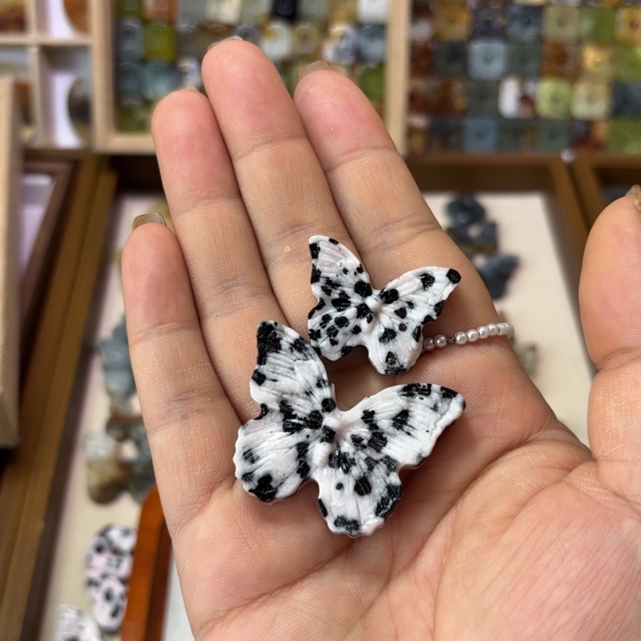 小***潘蛇纹石玉未镶嵌颈饰大蝴蝶吊坠口小的恒通