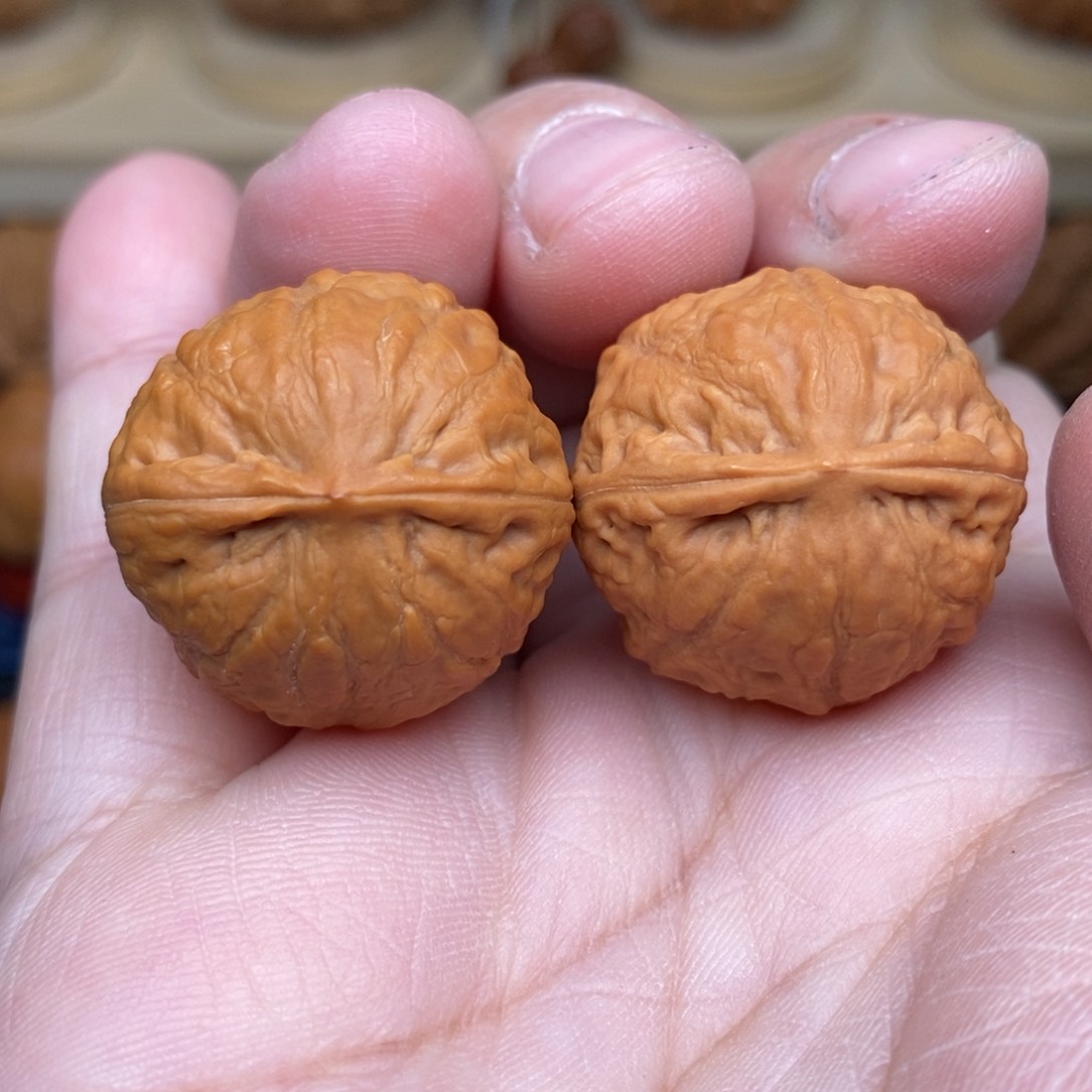 文玩核桃把件手捻胭脂红