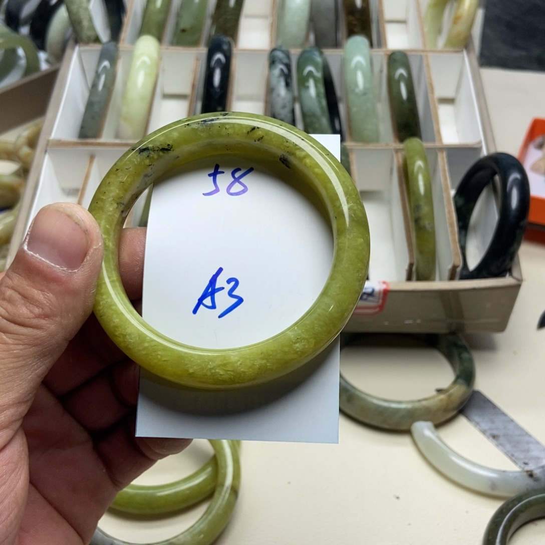 蛇纹石玉未镶嵌手镯