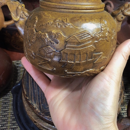 茶壶紫砂原矿泥料手工制作的一把紫砂壶。