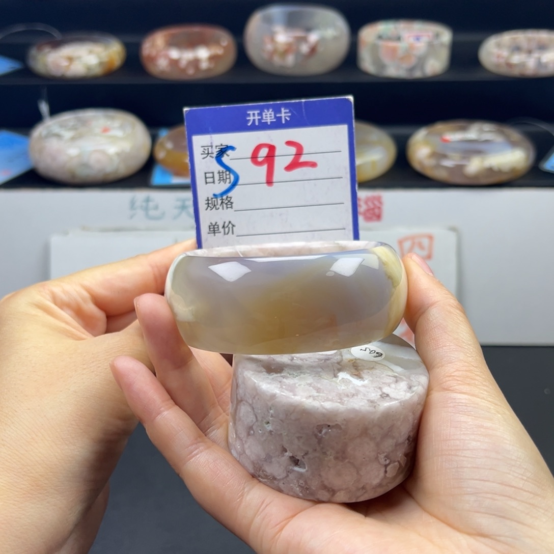 石英质玉手镯未镶嵌