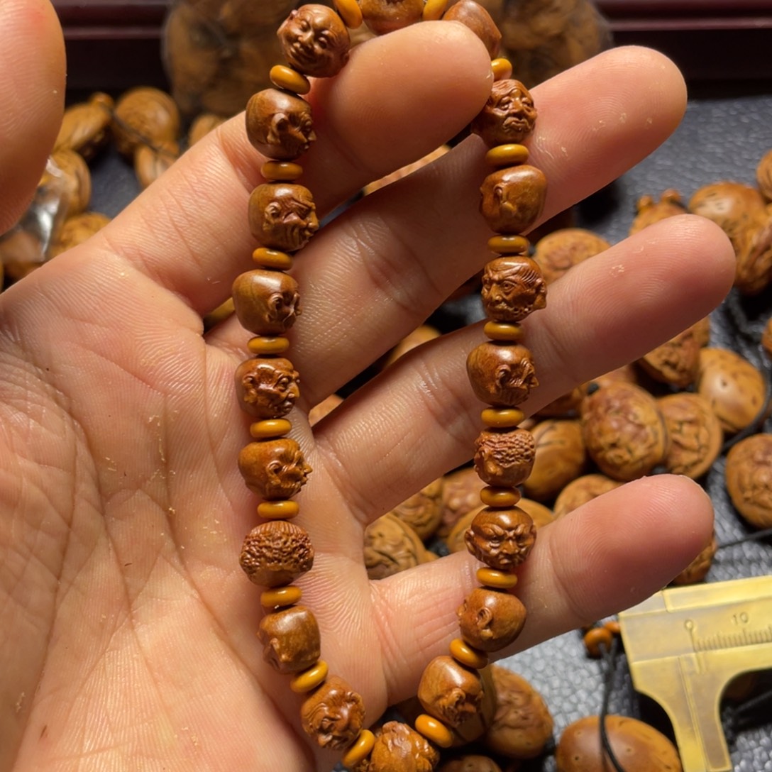 龙纹桃核雕刻小罗汉