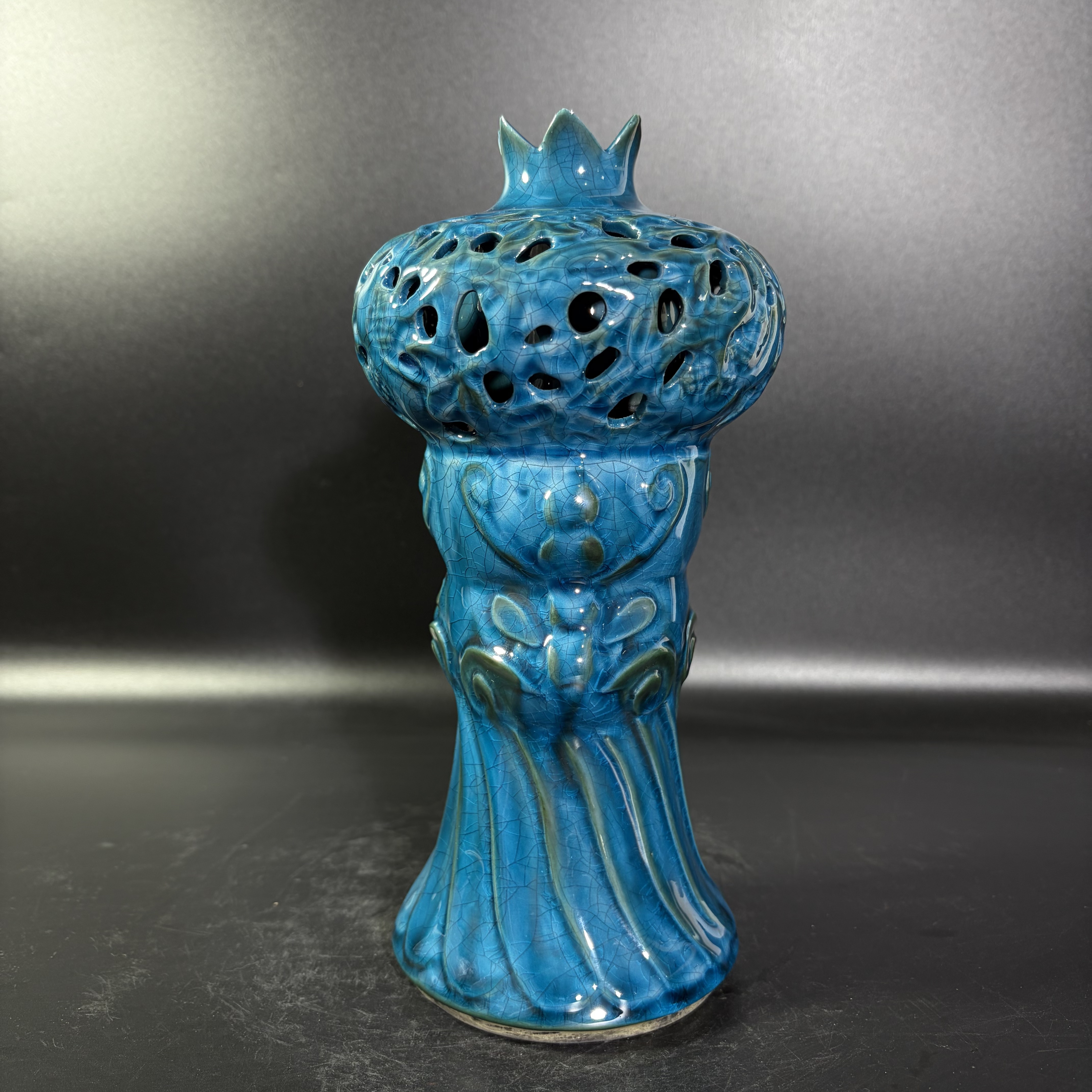 柴窑孔雀蓝釉镂空花口尊，喜欢可私聊或拍下！