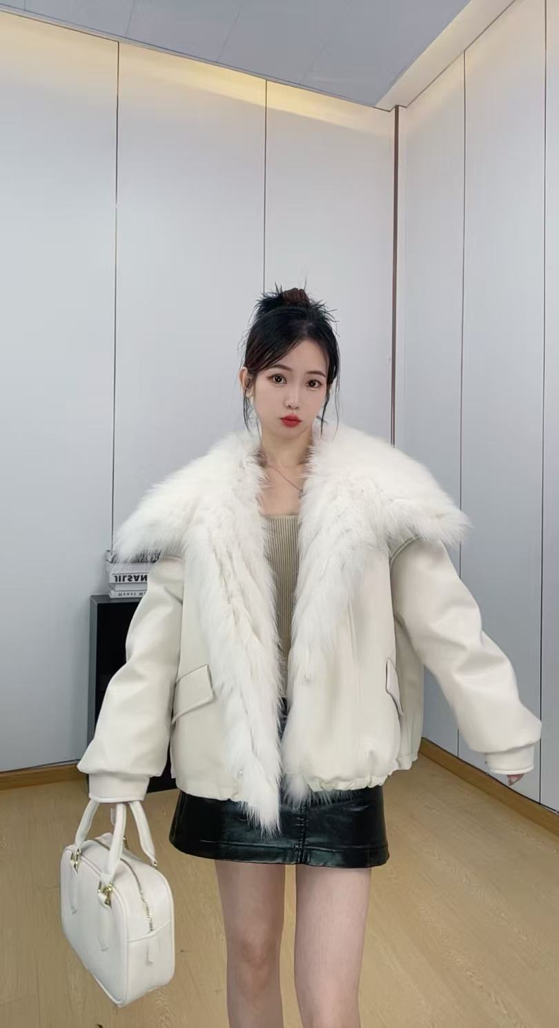 【奢裘革调】女款方领短款狐狸毛领收口袖2025新款W1011