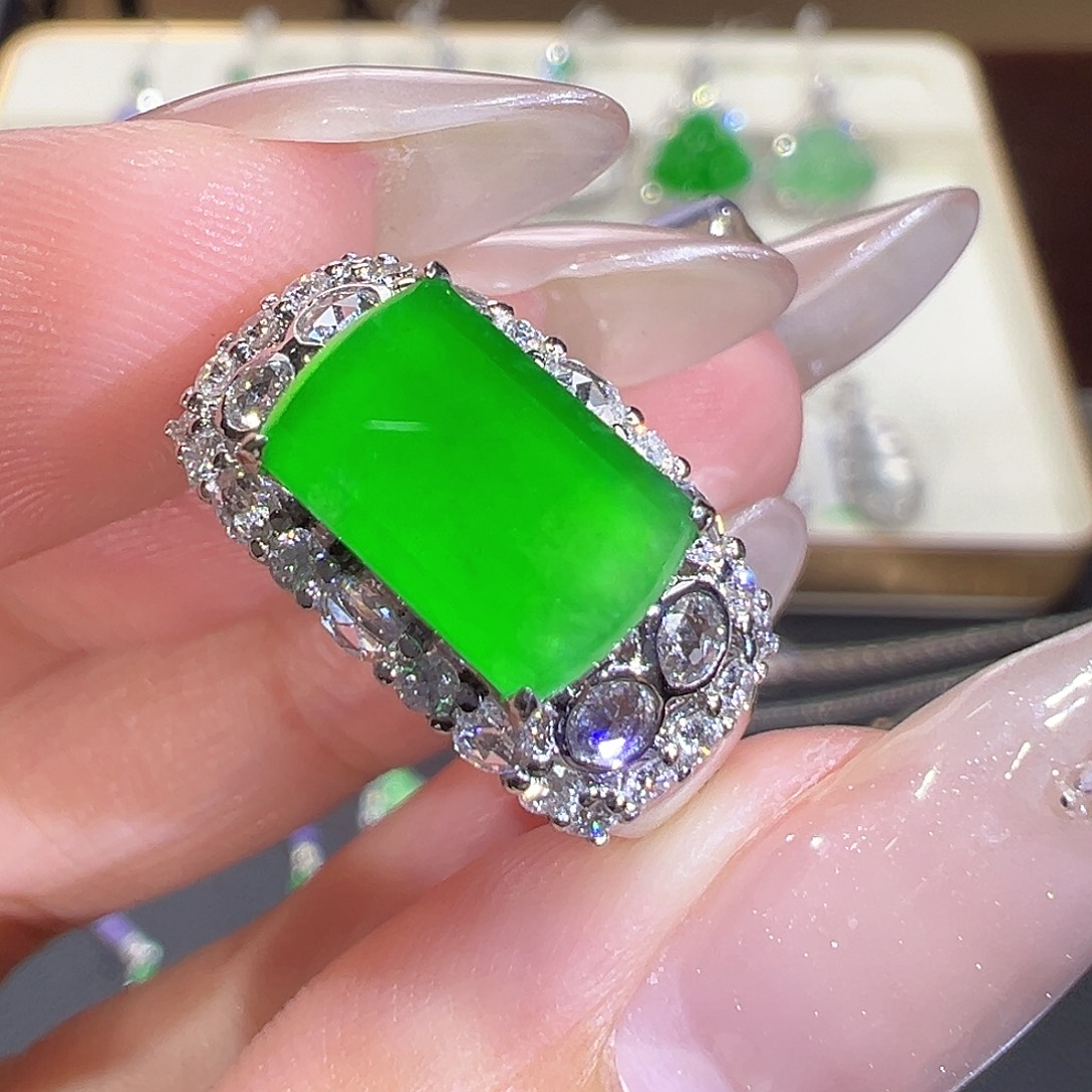 翡翠18K金镶嵌戒指翡翠