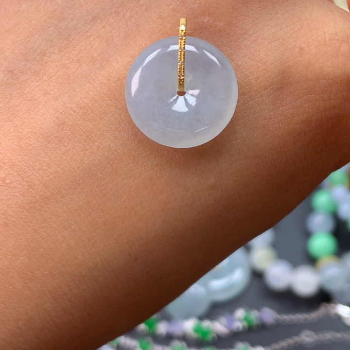 翡翠18K金镶嵌颈饰平安扣